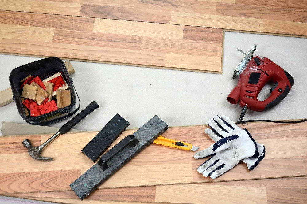 Một số dụng cụ cần thiết dùng trong quá trình thi công sàn nhựa giả gỗ