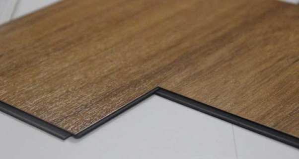 Đây là loại sàn nhựa tích hợp công nghệ hèm khóa để ghép nối các tấm nhựa giả gỗ lại với nhau tạo thành sàn gỗ
