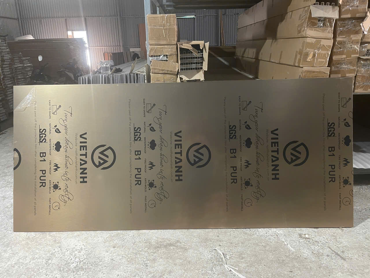 Tấm ốp than tre inox vàng xước Tấm ốp than tre inox vàng xước